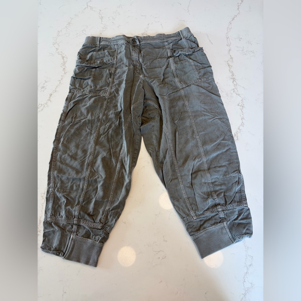 Cropped Cargo Capri Pants — Gray